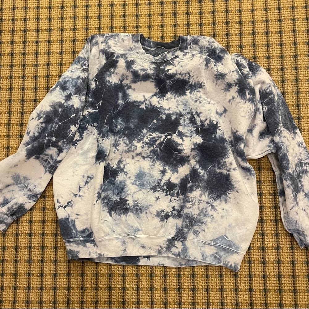 Blue tie dye urban outfitters sweatshirt (oversized)